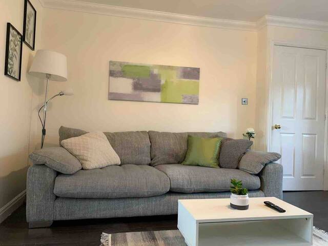 Spacious and amazing 4 bedroom detached house gallery image 2