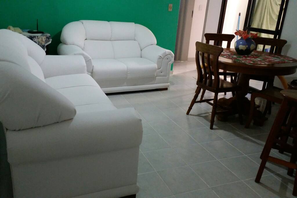 A sala, com os estofados novos.