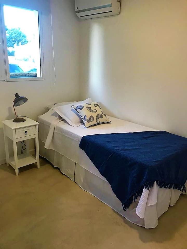 Chumba 6 (chumba cha kujitegemea), Ghorofa ya 0. Ina vitanda 2 vya mtu mmoja (kitanda kimoja cha ghorofa), inaweza kutengenezwa kwa ajili ya watu 3 ikiwa itahitajika. 