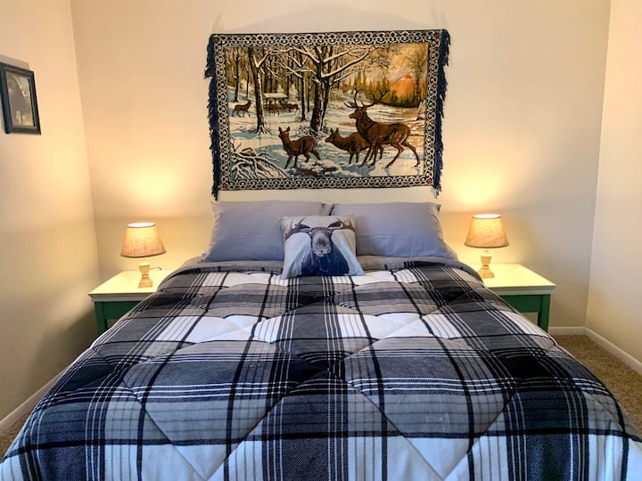 Градската куќа „Подлиот лос“ има две спални соби. Секој од нив има брачен кревет. Во спалната соба бр. 2 има доволно простор во плакарот и покрај масите со светилки за читање. Луксузните постелнини, шарените јоргани од Алјаска и зимските шалтери овозможуваат прекрасен ноќен сон.