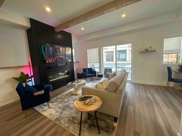Rooftop Patio 3 Bed + Den Only 3 Min To Downtown - Kelowna
