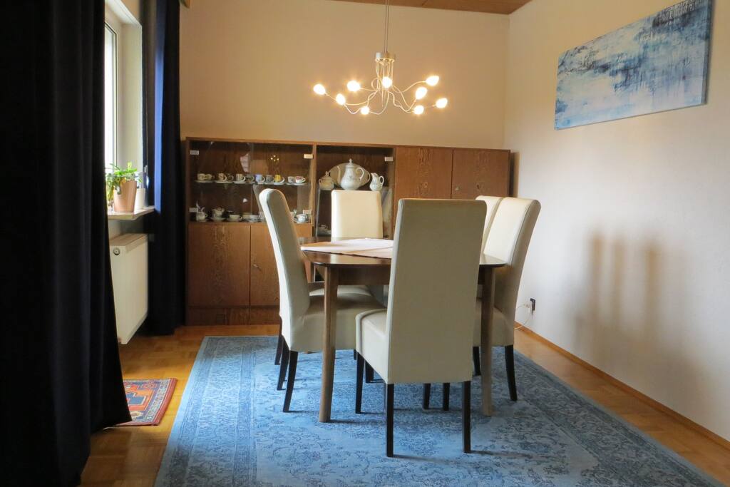 Wohn-/Esszimmer mit Zugang zum Balkon und Wintergarten (Gemeinschaftsraum)