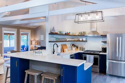 Beautiful, bright & steps to the beach