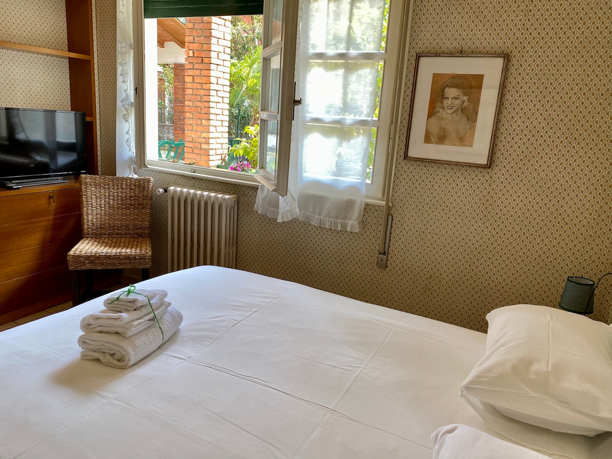 Stará izba s dvojlôžkom.