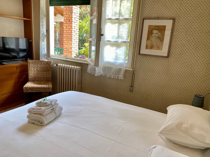 Соба на дедо со брачен кревет (широк 125 - 149 см).