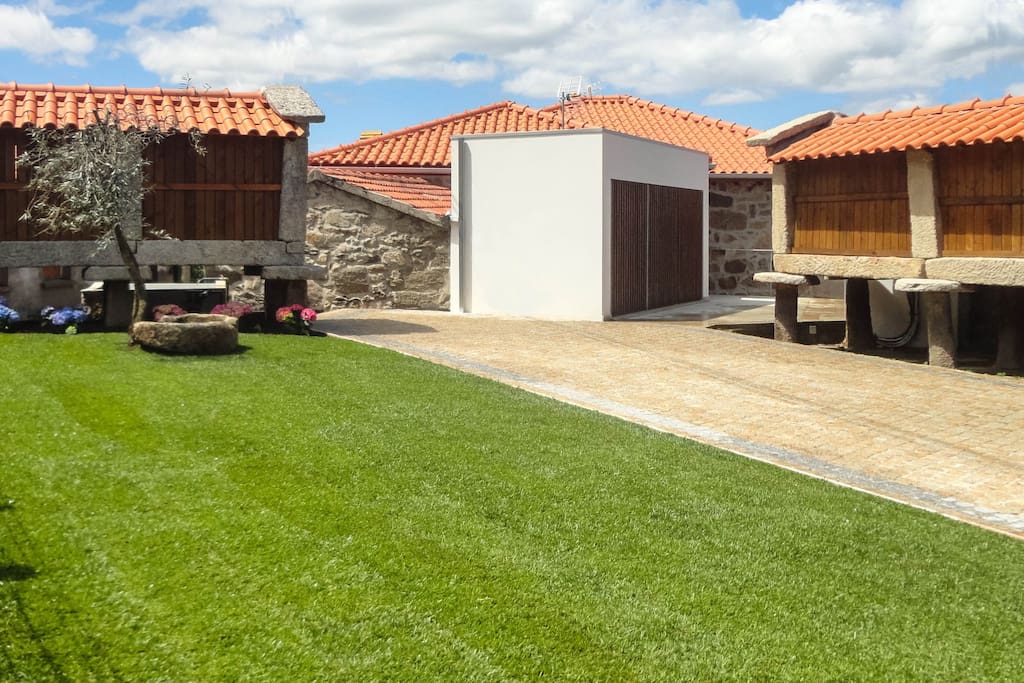 Entrée de la maison avec jardin, grenier et parking