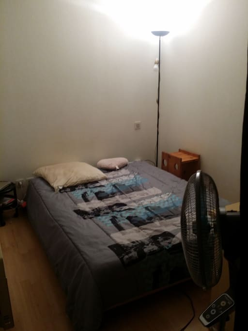 Chambre, lit 2 personnes.
Bedroom, bed for two.