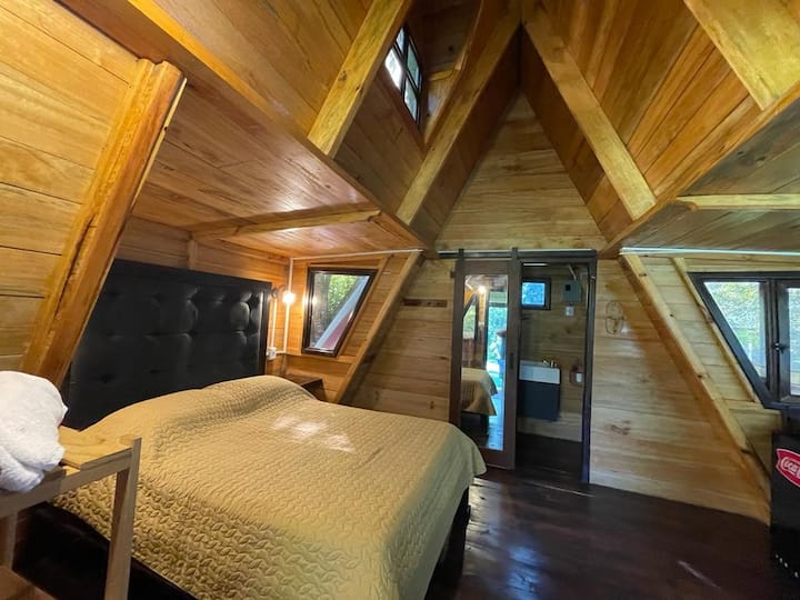 Cabañita tipo A, cama matrimonial, baño privado 