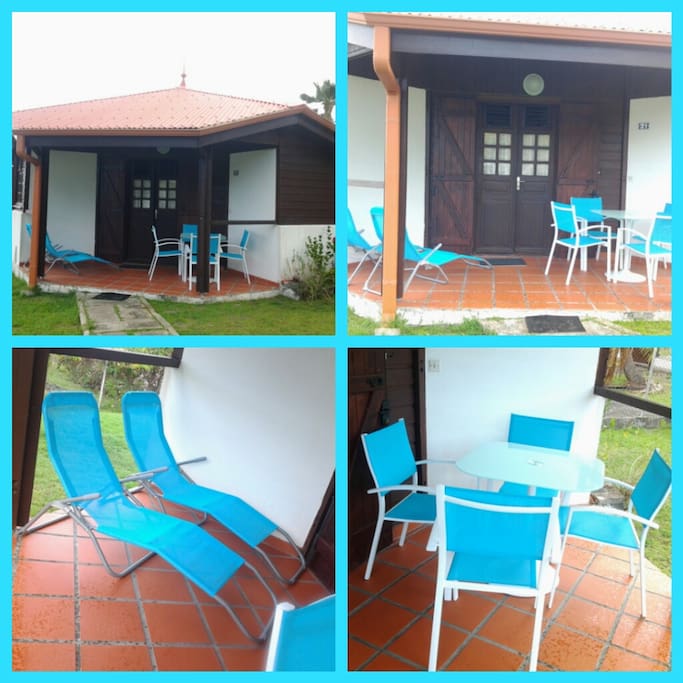 Terrasse avec table et chaises , bains de soleil