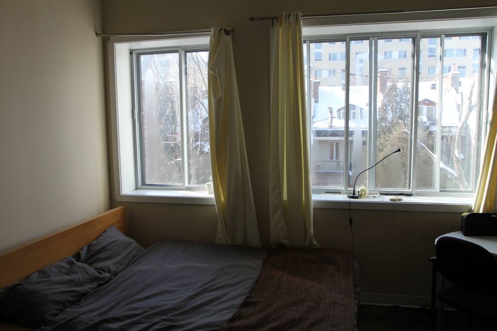 2 fenêtres dans la chambres