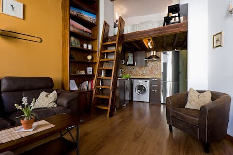 Top Airbnb: "Treehouse" in historical center in La Goleta