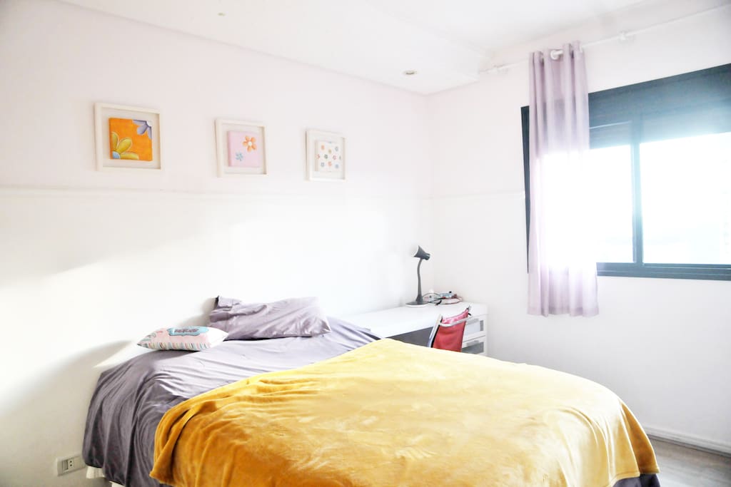 Quarto amplo e ensolarado