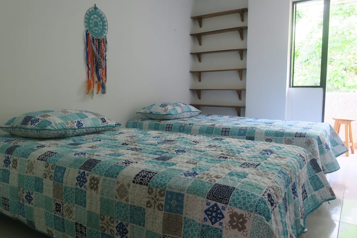 chumba cha kulala na vitanda viwili vya mtu mmoja na roshani