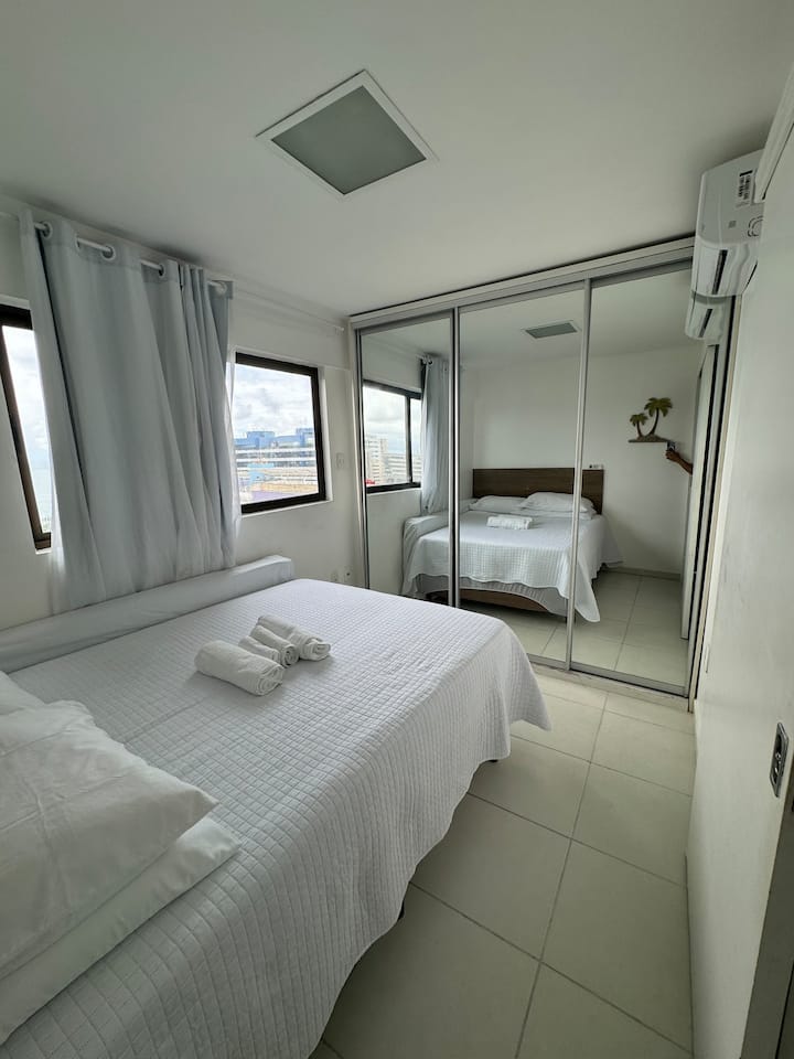 第二间卧室配有标准双人床， un colloquette q parte ，可俯瞰大海