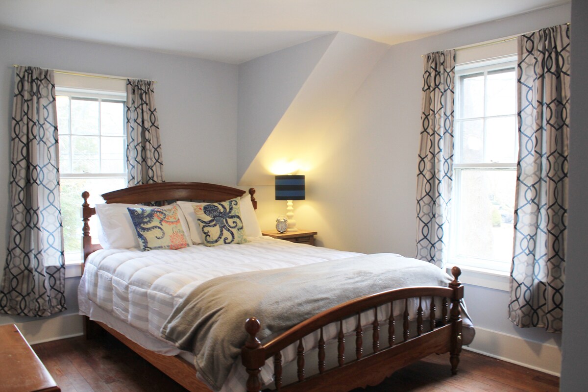 Spavaća soba s bračnim krevetom na 2. katu i ugradbenim ormarom.