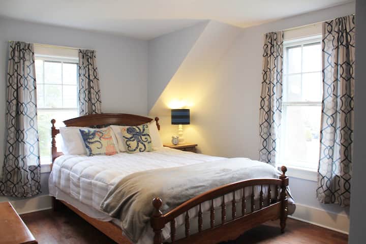 Spálňa s manželskou posteľou na 2. poschodí so šatníkom.