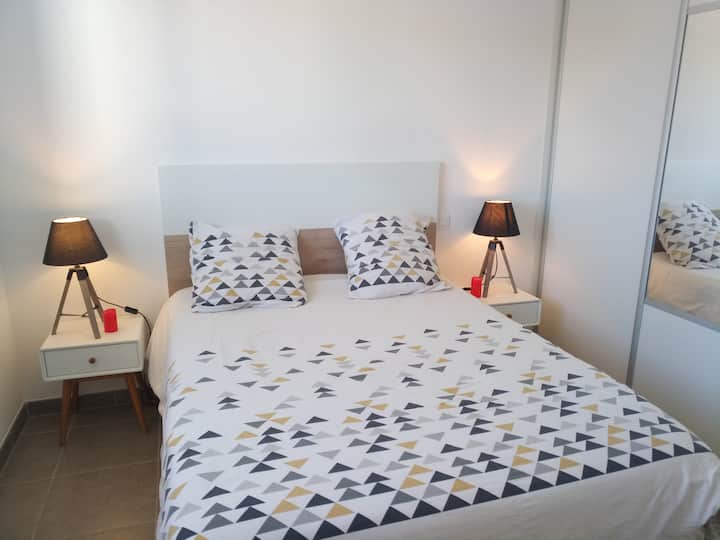 Chambre BLANCHE avec placard mise à disposition.  Vue sur impasse.