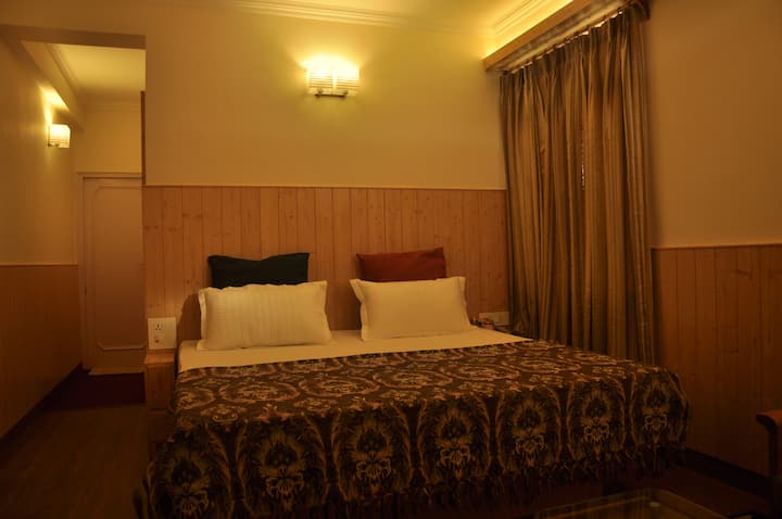 עיצוב פנים מעץ ומיטת קינג סייז.