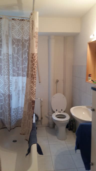 Badezimmer mit Badewanne
