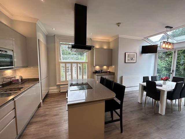 Spacious Victorian House Central Sale Free Parking