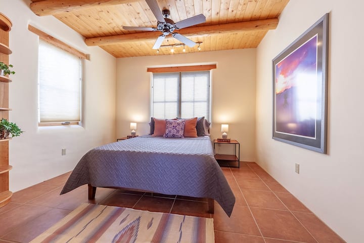 חדר שינה שני עם מיטת קווין סייז וארון