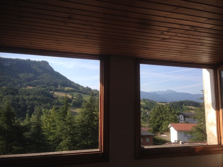Vista Pietra di Bismantova e Monte Cusna dalla Camera n.1