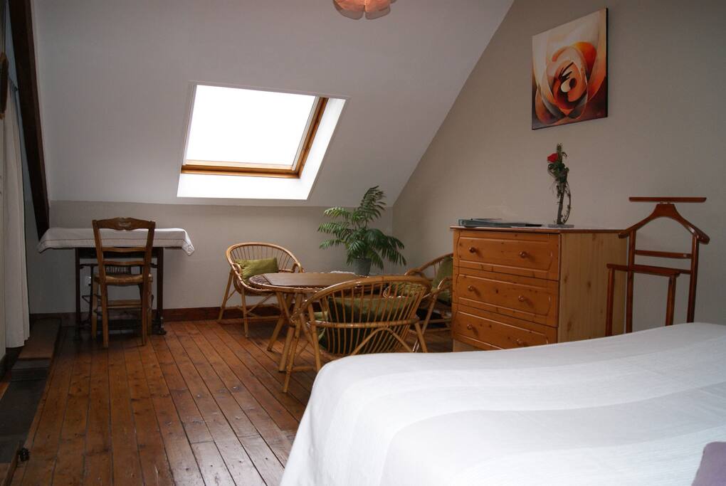 Coin salon dans chambre 1