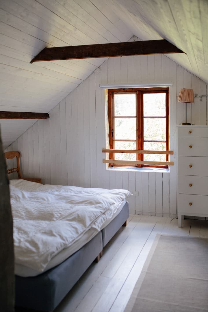 Dubbelsängen på övervåningen / Queen sized bed upstairs