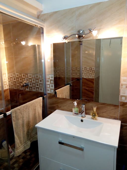 Common bathroom - just for 2 rooms