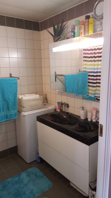 Fint badeværelse med bruser og 2 håndvaske