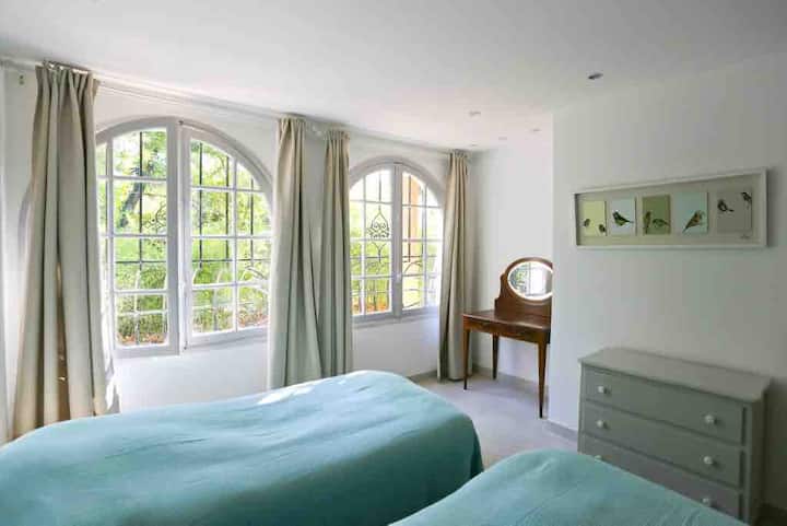 Ორადგილიანი საძინებელი ერთსაწოლიანი საწოლები ბაღის დონე