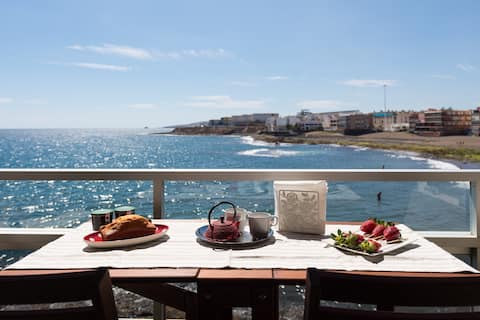 A HOUSE ON THE EDGE OF THE SEA¨