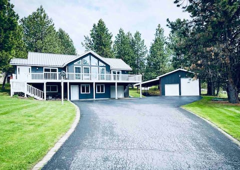 Best location in Cascade*3 king beds*hot tub*views
