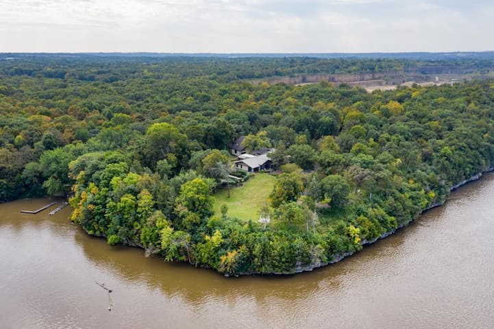 Island retreat on Mississippi River (15 acres) gallery image 2