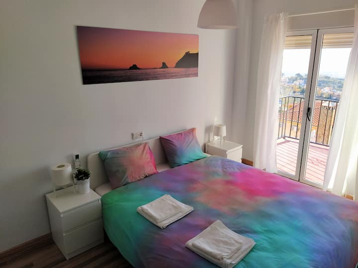 Dormitorio luminoso con acceso directo a la terraza, desde donde se disfrutan las vistas más espectaculares de la casa. Un espacio tranquilo y cómodo, perfecto para despertar con luz natural y paisaje abierto en Granada.