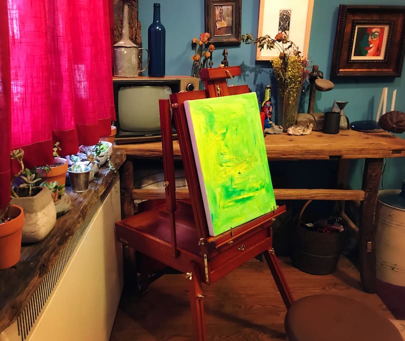 房间一角有油画架,还有画材,您可以随意涂抹,像艺术家一样创作。人生就是要不断的尝试,发现更好的自己。