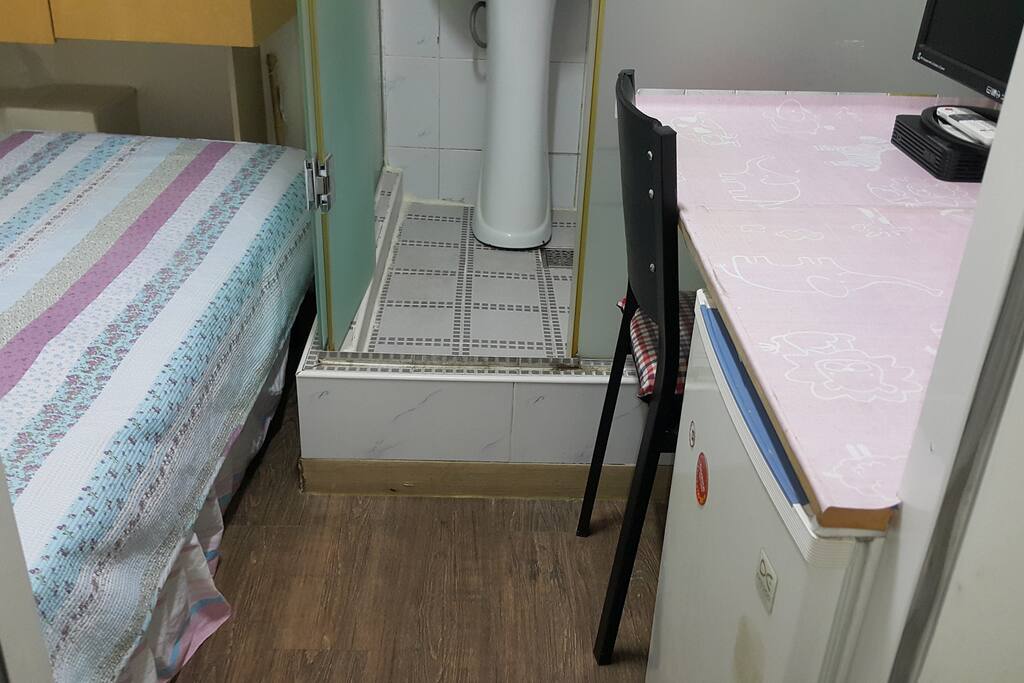 원룸형입니다. 샤워실, 화장실, 책상, 의자, 냉장고, TV, 책장
It is a studio type. Shower, Toilet, Desk, Chair, Refrigerator, TV, Bookshelf
