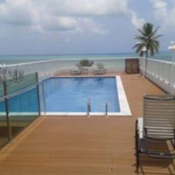 Piscina nas duas torres com vista para o mar.