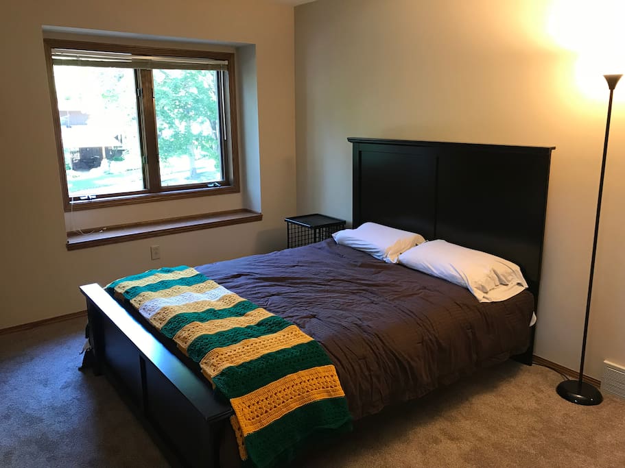Queen size bed.