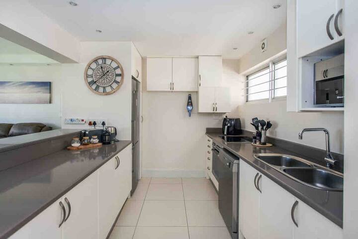 A-Wave from it All! 2 Bed Sea Point • 6PV gallery image 5