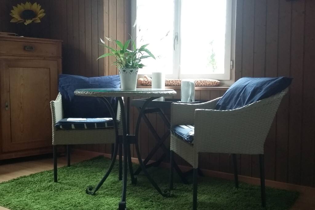Frühstückstisch im Aufenthaltsraum