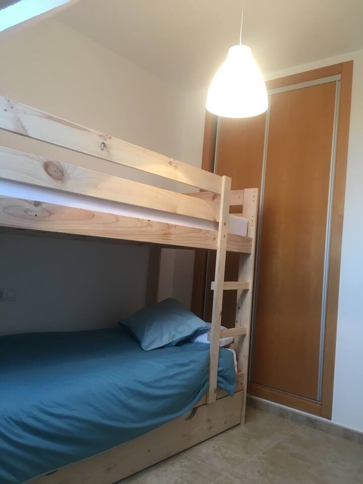 Спалня с тройно двуетажно легло