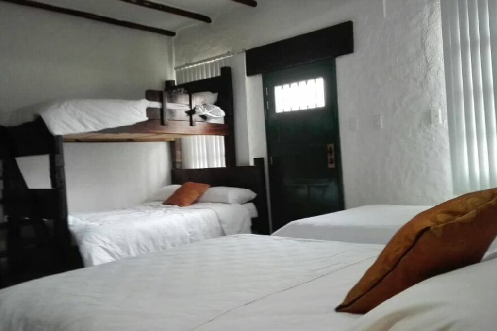 HABITACION FAMILIAR TIENE ENTYRADA INDEPENDIENTE