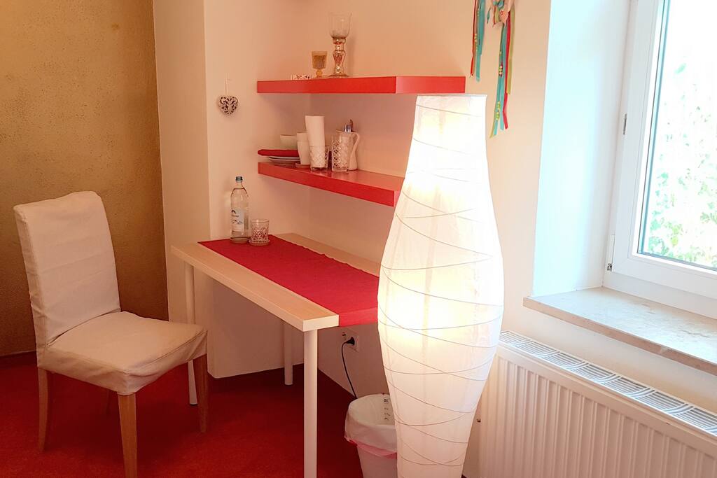 Sitz- und Essplatz im Zimmer
