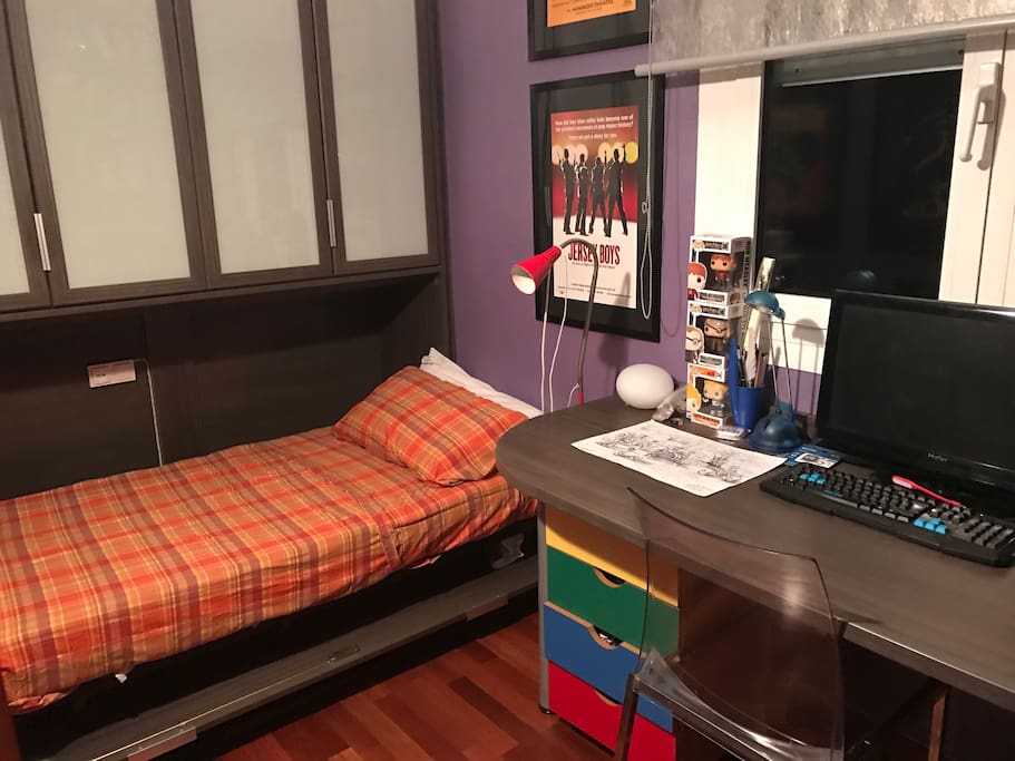 Habitación con luz natural y escritorio.