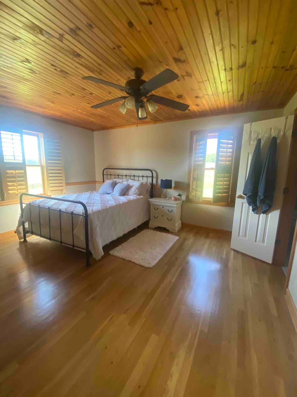 Chumba kikuu cha kulala chenye kitanda aina ya Queen, bafu la kujitegemea na runinga