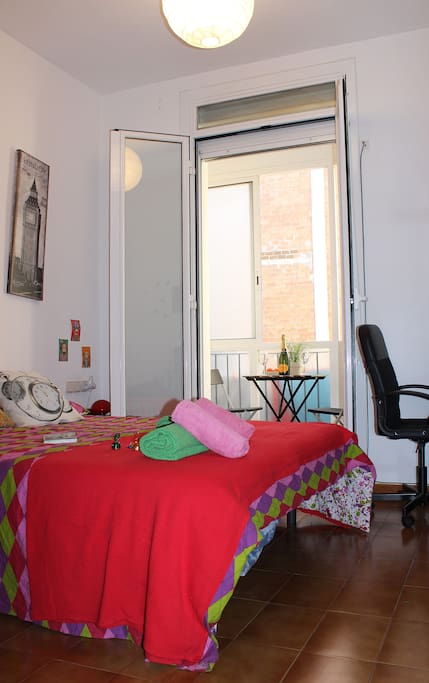 Has inside a bright gallery, ideal for breakfast, to chat over a glass of wine, and have seen a music, you can select the color of the ligts in the room.Its a very quiet, comfortable,romantic, and light with plenty space