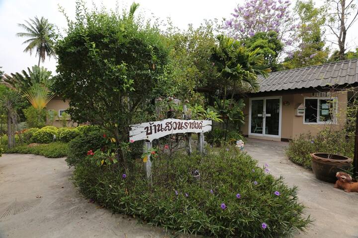 Bann Suan Ra Cha Wa Dee B&B