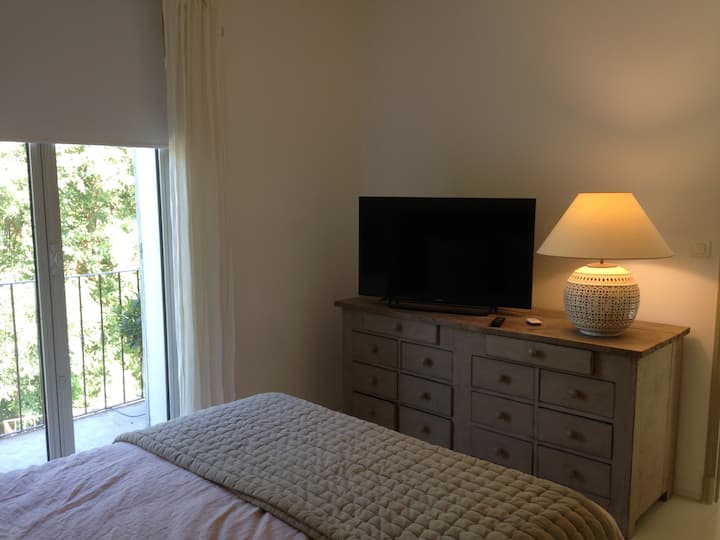 ampio balcone 
mobile provenzale antico