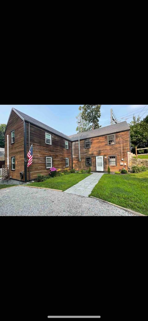 2 Bedroom Main street Getaway